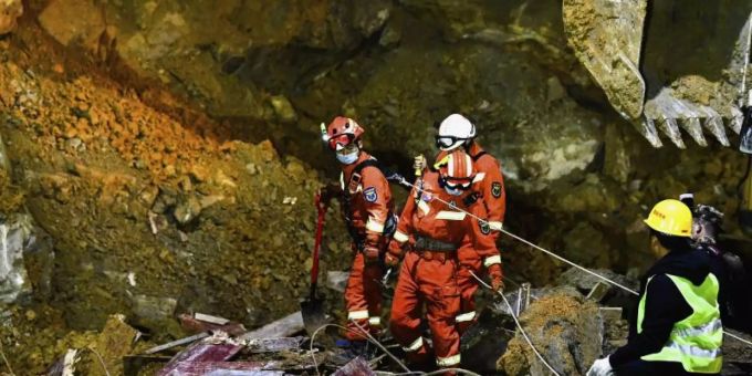 Rettungskräfte suchen den Ort eines Erdrutsches in Bijie in der südwestchinesischen Provinz Guizhou ab. Foto: Anonymous/Xinhua/AP/dpa Rettungskräfte suchen den Ort eines Erdrutsches in Bijie in der südwestchinesischen Provinz Guizhou ab. Foto: Anonymous/Xinhua/AP/dpa