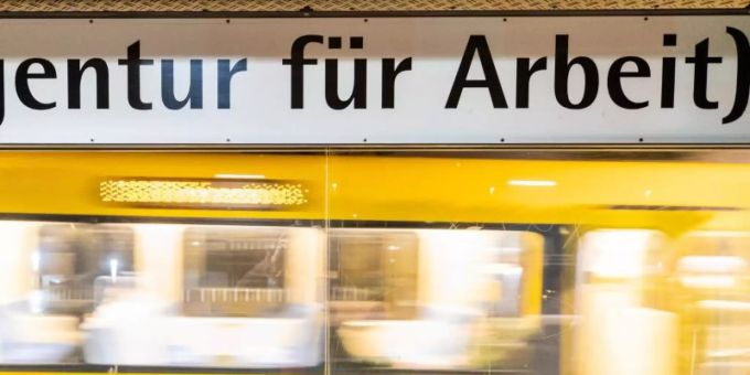 Der Schriftzug "„Agentur für Arbeit“" steht am frühen Morgen an einer Stuttgarter Haltestelle geschrieben, während im Hintergrund eine Stadtbahn einfährt. Foto: Christoph Schmidt/dpa Der Schriftzug "„Agentur für Arbeit“" steht am frühen Morgen an einer Stuttgarter Haltestelle geschrieben, während im Hintergrund eine Stadtbahn einfährt. Foto: Christoph Schmidt/dpa