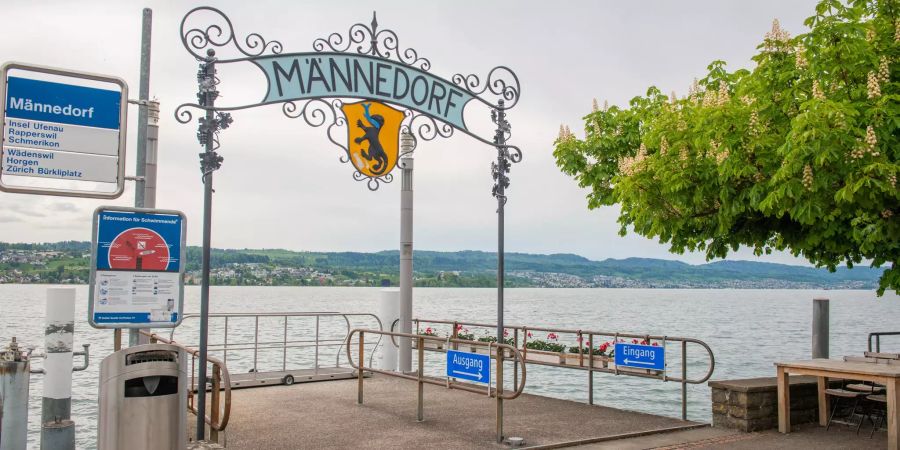 Die Schiffstation an der Seestrasse in Männedorf am Zürichsee.