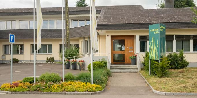 Eingang zum Gemeindehaus in Niederhelfenschwil. Eingang zum Gemeindehaus in Niederhelfenschwil.