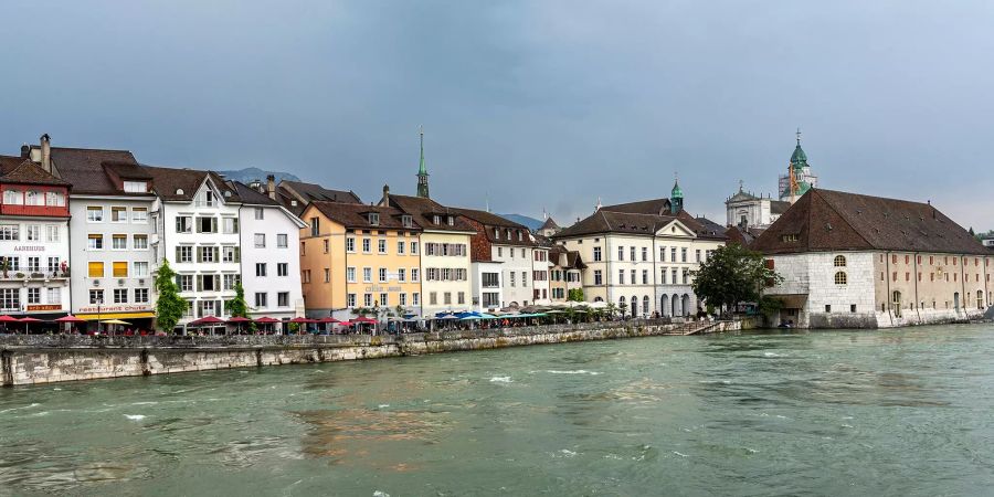 Der Landhausquai in Solothurn. Ganz rechts das Landhaus.