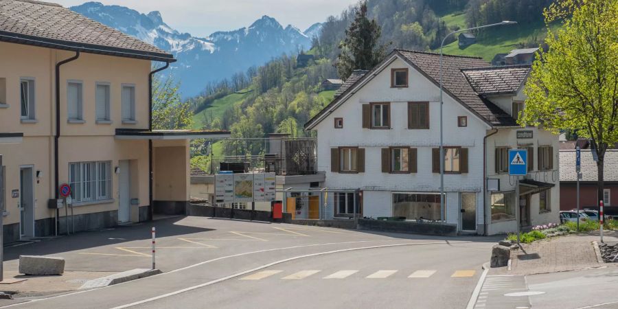 Dorfstrasse beim Gemeindehaus in Amden im Kanton St. Gallen.