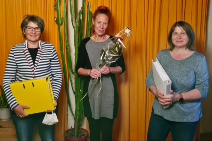 Marlen Schmid Nyfeler (Mitte) bei der Übergabe des Parteipräsidiums der SP Viamala an Beatrice Mahrer (links) und Renate Rutishauser. SP Viamala