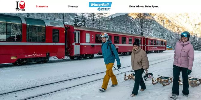 Zug auf Bahnhof im Schnee vor Bergen und Menschen mit Schlitten