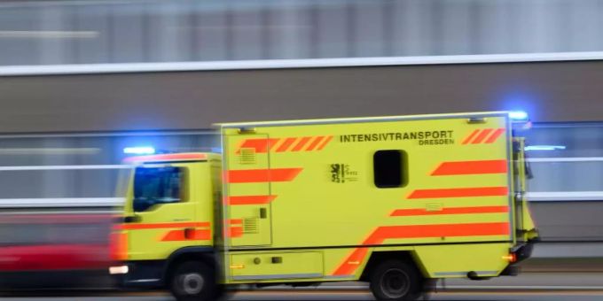 Ein Intensivtransportwagen der Dresdner Feuerwehr - die Fahrzeuge werden für die Verlegung von Corona-Patienten genutzt. Foto: Robert Michael/dpa-Zentralbild/dpa Ein Intensivtransportwagen der Dresdner Feuerwehr - die Fahrzeuge werden für die Verlegung von Corona-Patienten genutzt. Foto: Robert Michael/dpa-Zentralbild/dpa