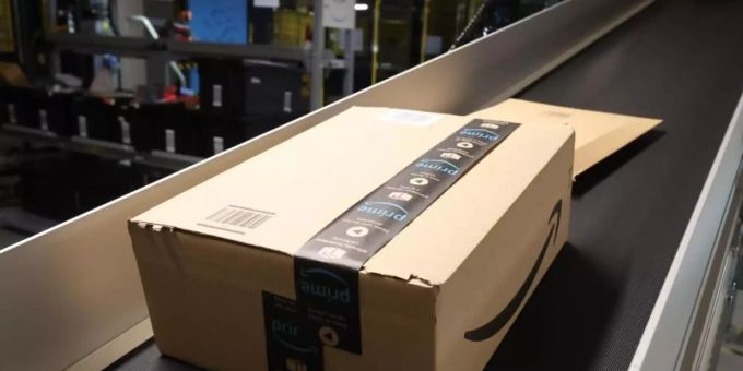 Kleinere Lieferungen sollen bei Amazon künftig in Versandtaschen und -tüten auf Papierbasis geliefert werden, nur noch grössere Artikel in Kartons aus Wellpappe. Foto: Bodo Schackow/dpa-Zentralbild/dpa Kleinere Lieferungen sollen bei Amazon künftig in Versandtaschen und -tüten auf Papierbasis geliefert werden, nur noch grössere Artikel in Kartons aus Wellpappe. Foto: Bodo Schackow/dpa-Zentralbild/dpa
