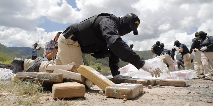 Ermittler in Honduras bereiten Drogen für die Verbrennung vor. (Symbolbild) drogen hondursa