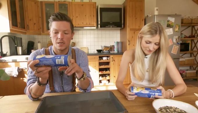 Kerstin zeigt Peter wie man Brötchen aufbackt. Bauer sucht Frau