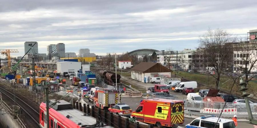 Feuerwehr, Rettungsdienst und Polizei im Einsatz nach der Explosion der Fliegerbombe in München. Foto: Jordan Raza/dpa
