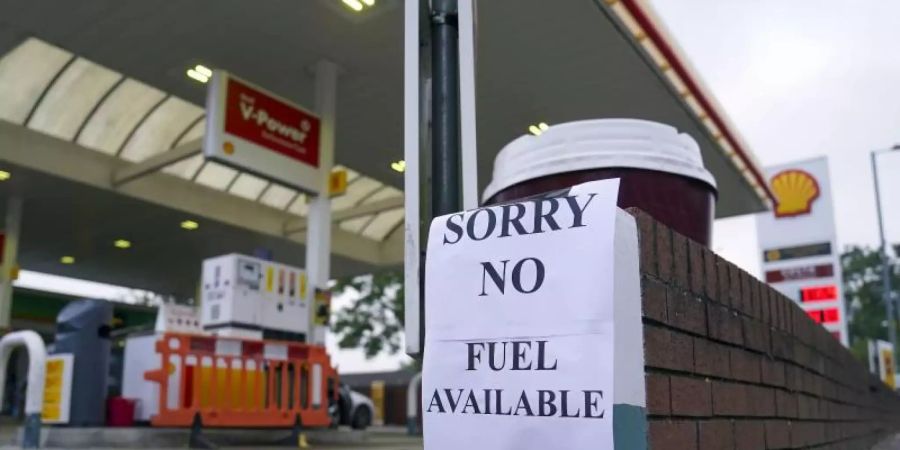 Ein Zettel mit der Aufschrift «Entschuldigung, kein Benzin verfügbar» ist an einer Tankstelle in Bracknell angebracht. Grossbritanniens Premier Boris Johnson will trotz anhaltender Kraftstoffkrise die Einwanderungsregeln nicht lockern. Foto: Steve Parsons/PA/dpa