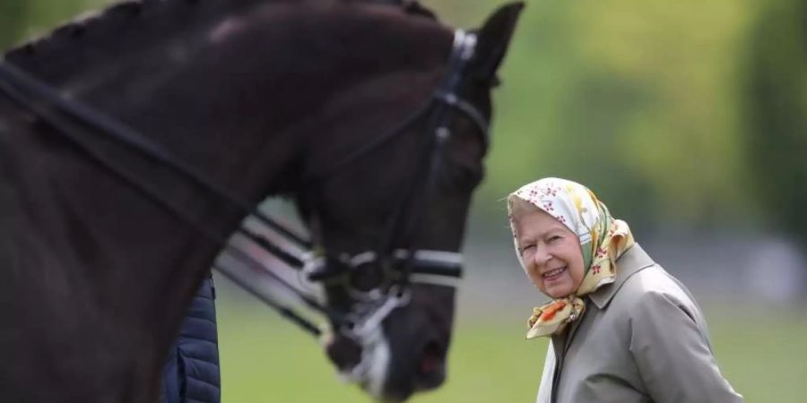 Queen Elizabeth betrachtet das Doppel-Weltmeister- Dressurpferd Valegro bei der Royal Windsor Horse Show 2019. Foto: Andrew Matthews/PA Wire/dpa