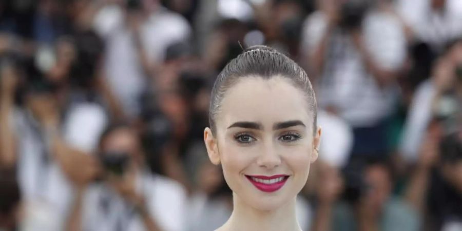 Die Schauspielerin Lily Collins gibt Einblick in ihr Privatleben. Foto: Thibault Camus/AP/dpa