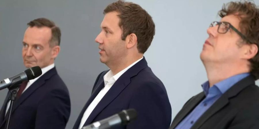 Volker Wissing (l.), FDP-Generalsekretär, Lars Klingbeil (M.), SPD-Generalsekretär, und Michael Kellner, Bundesgeschäftsführer von Bündnis 90/Die Grünen, nach den Sondierungsgesprächen in Berlin. Foto: Kay Nietfeld/dpa