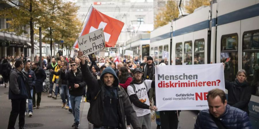 Das Coronavirus sorgte für Proteste, die wiederum Gegendemos auslösten. Jetzt weichen die Fronten auf, so Soziologe Ueli Mäder. (Archivbild)