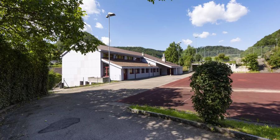 Die Turnhalle und der Sportplatz an der Wittnauerstrasse in Rothenfluh.