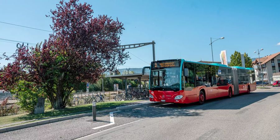 Busstation der Verkehrsbetriebe Biel beim Bahnhof Bruegg.