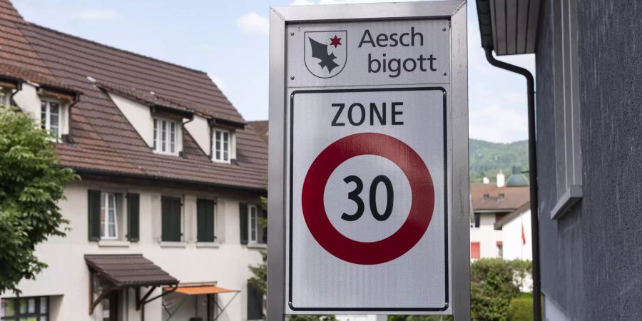 Eine Quartierstrasse in Aesch mit dem Slogan «Aesch-bigott.»  - Aesch (BL)