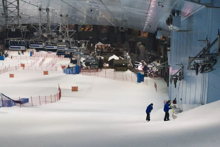 Helfer präparieren die Piste im Einkaufszentrum.