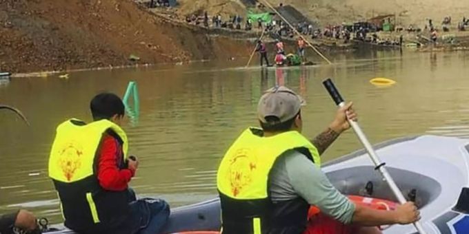 Nach einem Erdrutsch in einem Jade-Bergwerk im Norden Myanmars werden nach Angaben von Einsatzkräften und Augenzeugen vermutlich bis zu 100 Menschen vermisst. Foto: -/AP/dpa Nach einem Erdrutsch in einem Jade-Bergwerk im Norden Myanmars werden nach Angaben von Einsatzkräften und Augenzeugen vermutlich bis zu 100 Menschen vermisst. Foto: -/AP/dpa