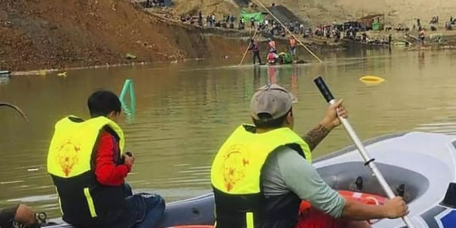 Nach einem Erdrutsch in einem Jade-Bergwerk im Norden Myanmars werden nach Angaben von Einsatzkräften und Augenzeugen vermutlich bis zu 100 Menschen vermisst. Foto: -/AP/dpa