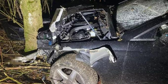 In der Kurve der Autobahnverzweigung Luterbach kollidierte ein Automobilist nach einem Selbstunfall mit einem Baum.