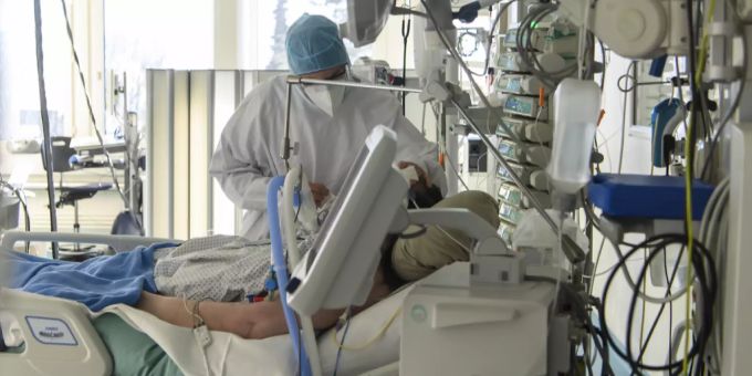 Ein Patient liegt auf der Intensivstation im Kantonsspital Freiburg. Coronavirus