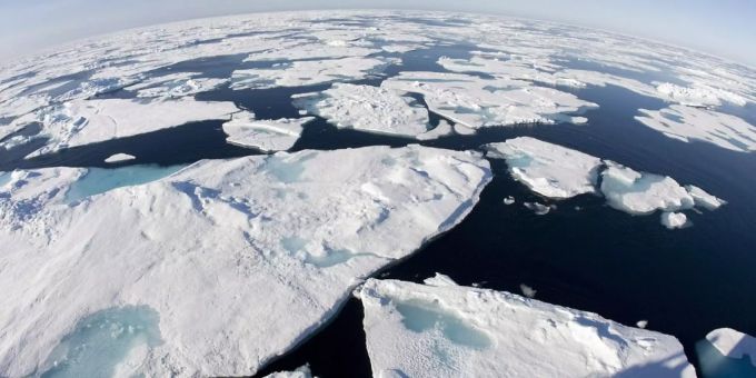 Arktischer Ozean – Eisschollen im arktischen Meer. arktischer ozean
