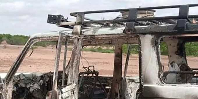 Ausgebrannter Jeep der Entwicklungshelfer Ausgebrannter Jeep der Entwicklungshelfer