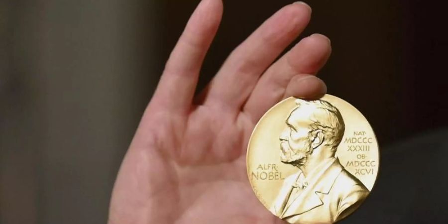 Eine Nobelmedaille. Foto: Angela Weiss/Pool AP/dpa