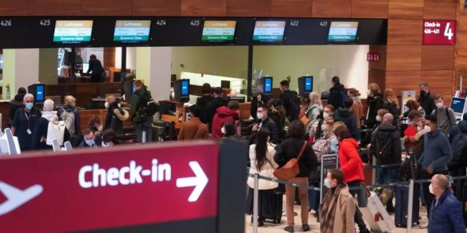 Eine Warteschlange an einem Check-in-Schalter am Flughafen BER. Foto: Joerg Carstensen/dpa Eine Warteschlange an einem Check-in-Schalter am Flughafen BER. Foto: Joerg Carstensen/dpa
