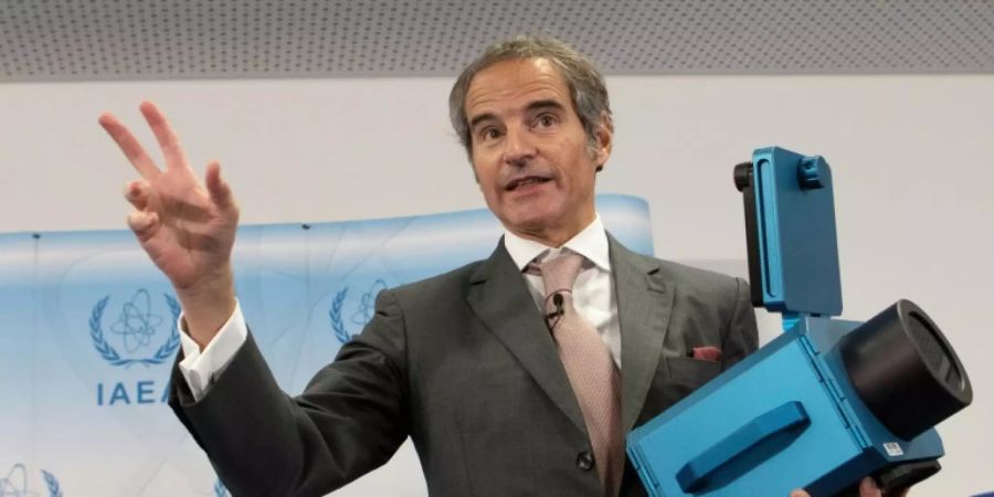 Grossi mit einer Überwachungskamera