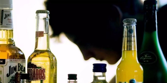 Ein Jugendlicher hinter Flaschen: Die Steigerung von Gewalttaten unter Alkohol ist sowohl bei jungen Frauen als auch jungen Männern zu beobachten. Foto: Jens Büttner/dpa Ein Jugendlicher hinter Flaschen: Die Steigerung von Gewalttaten unter Alkohol ist sowohl bei jungen Frauen als auch jungen Männern zu beobachten. Foto: Jens Büttner/dpa