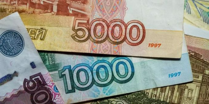 Der russische Rubel profitierte von der Entscheidung. Er legte zu Euro und US-Dollar deutlich zu. Foto: Jens Büttner/dpa Der russische Rubel profitierte von der Entscheidung. Er legte zu Euro und US-Dollar deutlich zu. Foto: Jens Büttner/dpa