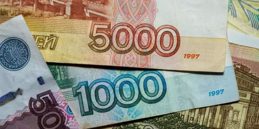 Der russische Rubel profitierte von der Entscheidung. Er legte zu Euro und US-Dollar deutlich zu. Foto: Jens Büttner/dpa