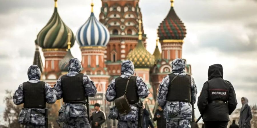 Patrouille von Polizisten und Nationalgardisten in Moskau