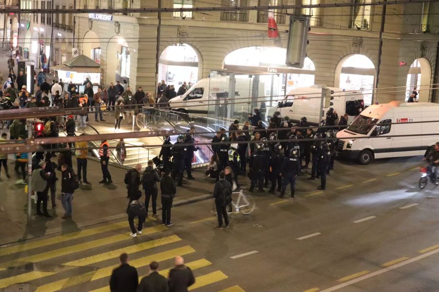 Die wenigen Demonstranten werden von der Polizei schnell herausgepflückt.