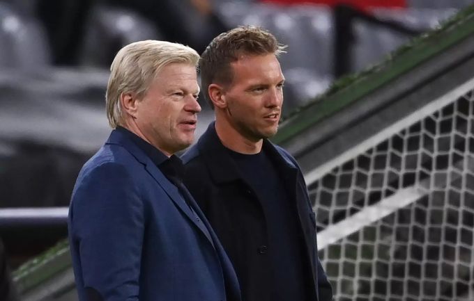 Kahn amtet heute als Vorstandmitglied bei den Bayern. Hier steht er neben Trainer Julian Nagelsmann. Oliver Kahn