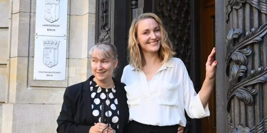 Die Schauspielerin Christina Athenstädt (r) und die blinde Strafverteidigerin Pamela Pabst bei einem Spaziergang durch Berlin. Foto: Jens Kalaene/dpa-Zentralbild/dpa