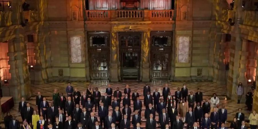 Die Staats- und Regierungschefs der Welt stellen sich während des Abendempfangs zur Eröffnung des UN-Klimagipfels COP26 für ein Gruppenfoto auf. Foto: Alberto Pezzali/AP pool/dpa