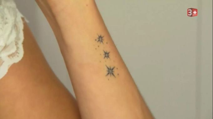 Sabrina hat sich für ihre drei Sternenkinder ein Tattoo stechen lassen. bauer ledig sucht