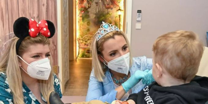 Kinderzahnärztin Anne Heinz (m.) verkleidet als Eiskönigin «Elsa» und ihre Arzthelferin Ari Dema in der Kinderzahnarztpraxis «Dentiland». Foto: Patrick Pleul/dpa-Zentralbild/ZB Kinderzahnärztin Anne Heinz (m.) verkleidet als Eiskönigin «Elsa» und ihre Arzthelferin Ari Dema in der Kinderzahnarztpraxis «Dentiland». Foto: Patrick Pleul/dpa-Zentralbild/ZB