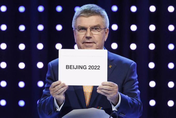 IOC-Präsident Thomas Bach öffnete das Kuvert mit der Vergabe des Ausrichtungsortes von Olympia 2022 - Peking hat gewonnen. Olympia 2022 Vergabe