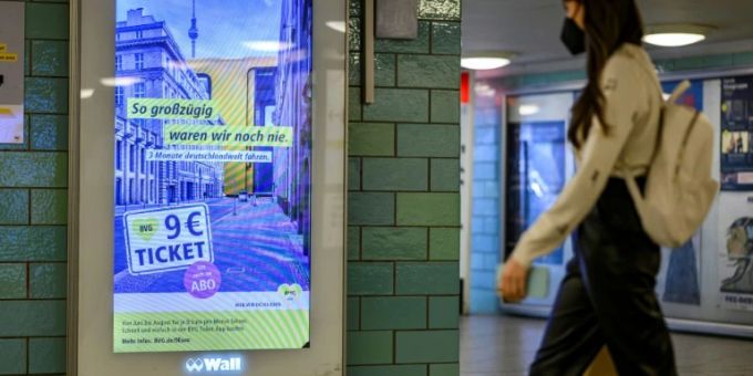 Werbung für Neun-Euro-Ticket in Berlin Werbung für Neun-Euro-Ticket in Berlin