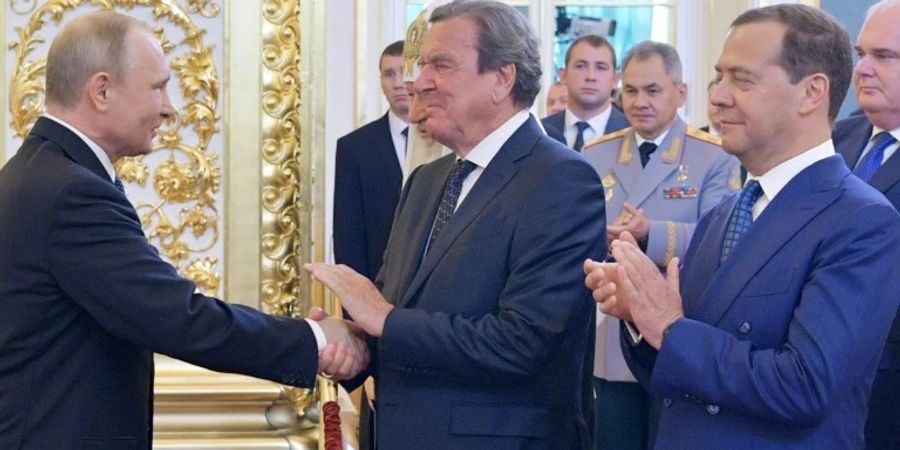 Putin (links) und Schröder 2018 in Moskau