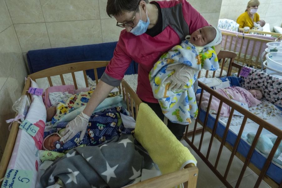 In der Ukraine sind Leihmutterschaften unter strengen Regeln legal. Im Bild: Eine Krankenschwester kümmert sich um Leihmutterschafts-Babys in Kiew.