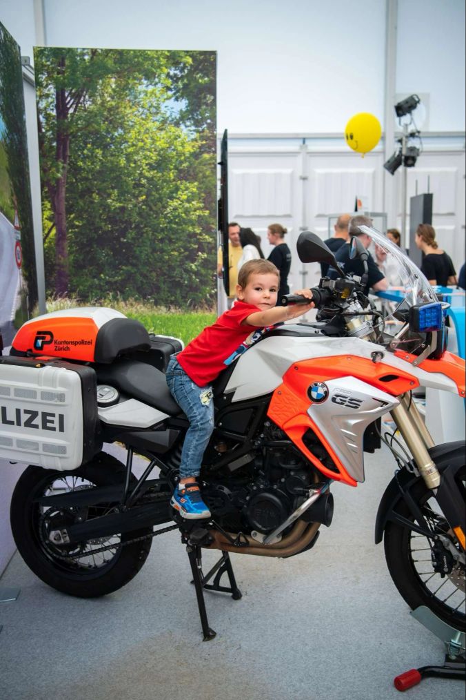 Lorenzo darf auf einem Polizeitöff probesitzen.