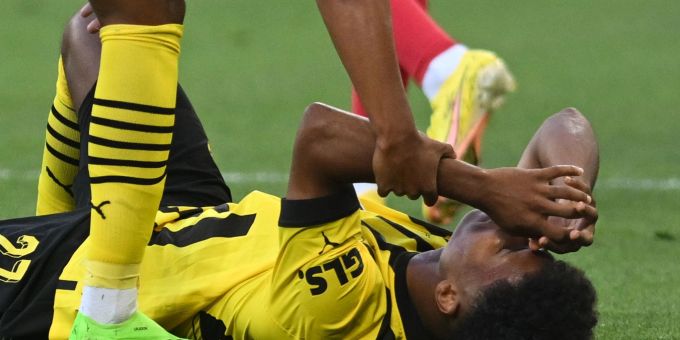 Fällt für Dortmund aus: Karim Adeyemi liegt beim Spiel gegen Leverkusen verletzt auf dem Rasen. Fällt für Dortmund aus: Karim Adeyemi liegt beim Spiel gegen Leverkusen verletzt auf dem Rasen.
