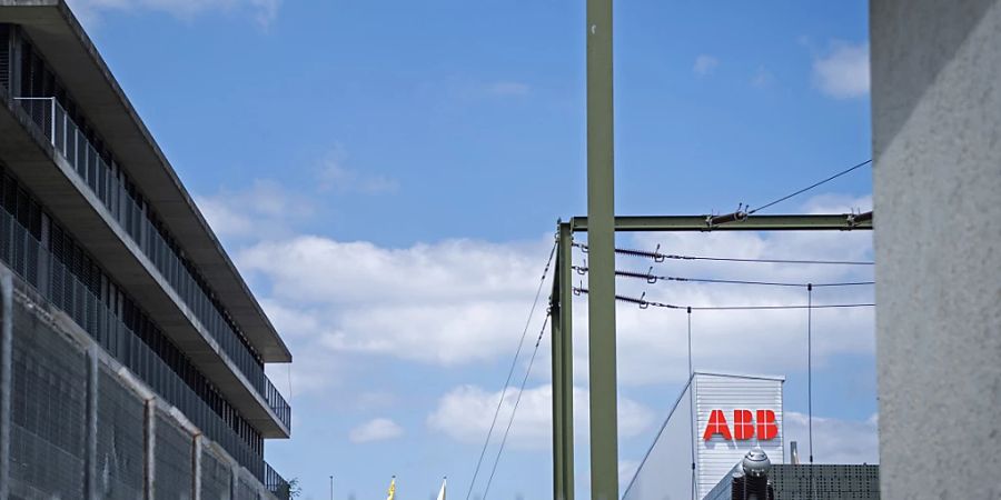 Das Logo der Firma ABB an der Binzmühlestrasse in Oerlikon (Zürich).