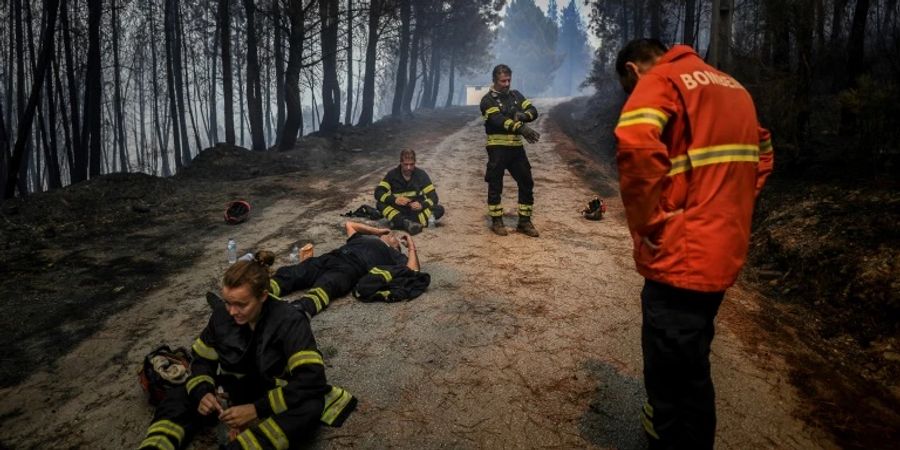 Feuerwehrleute machen bei Manteigas eine Pause