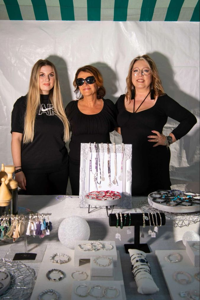 Alissa, Rosi und Enikö aus Urdorf präsentieren den Schmuck des Geschäfts "Adda Schmuck".